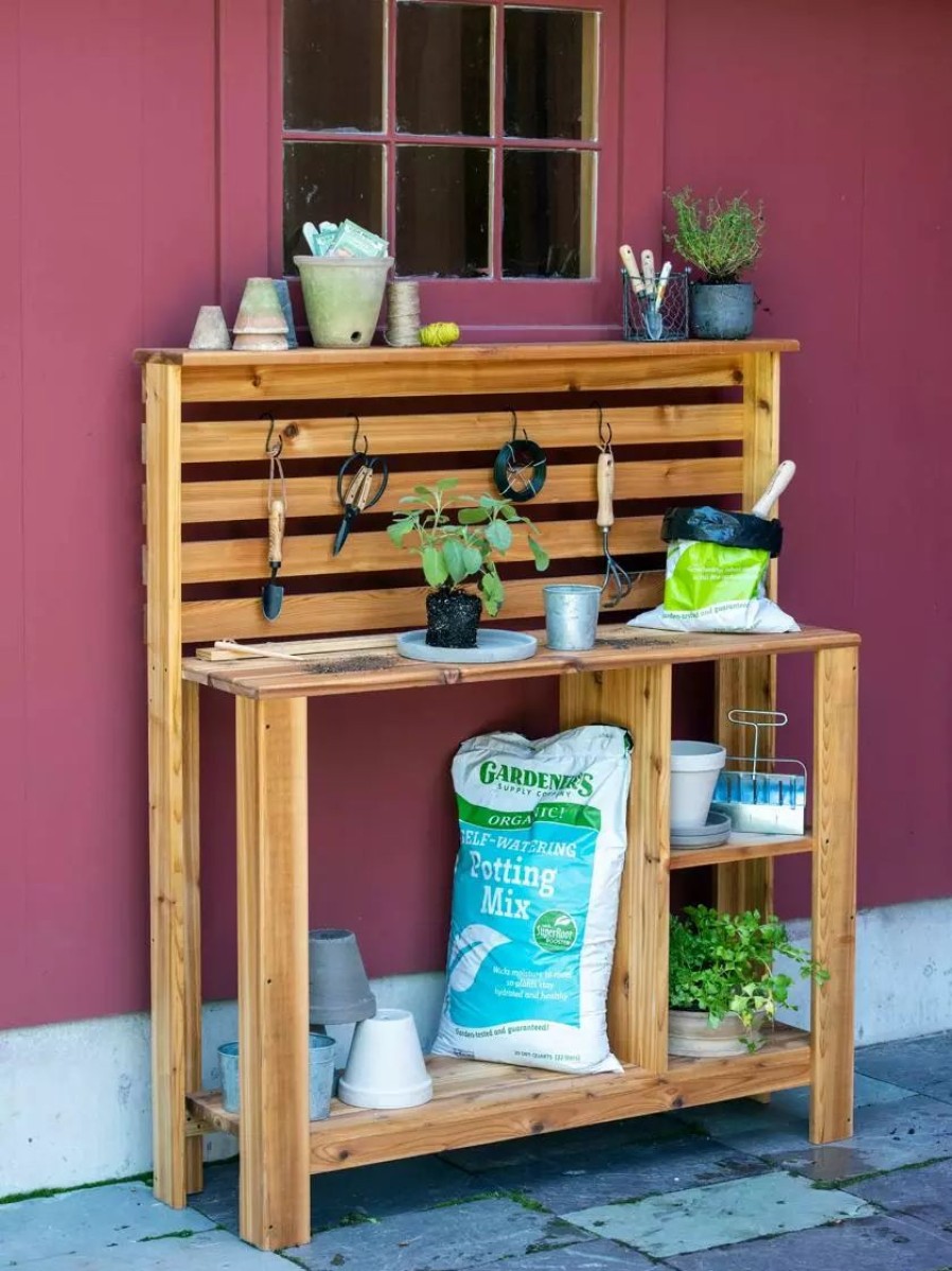 Planters & Raised Beds * | Gsc Gardener'S Supply Tall Cedar Potting Bench